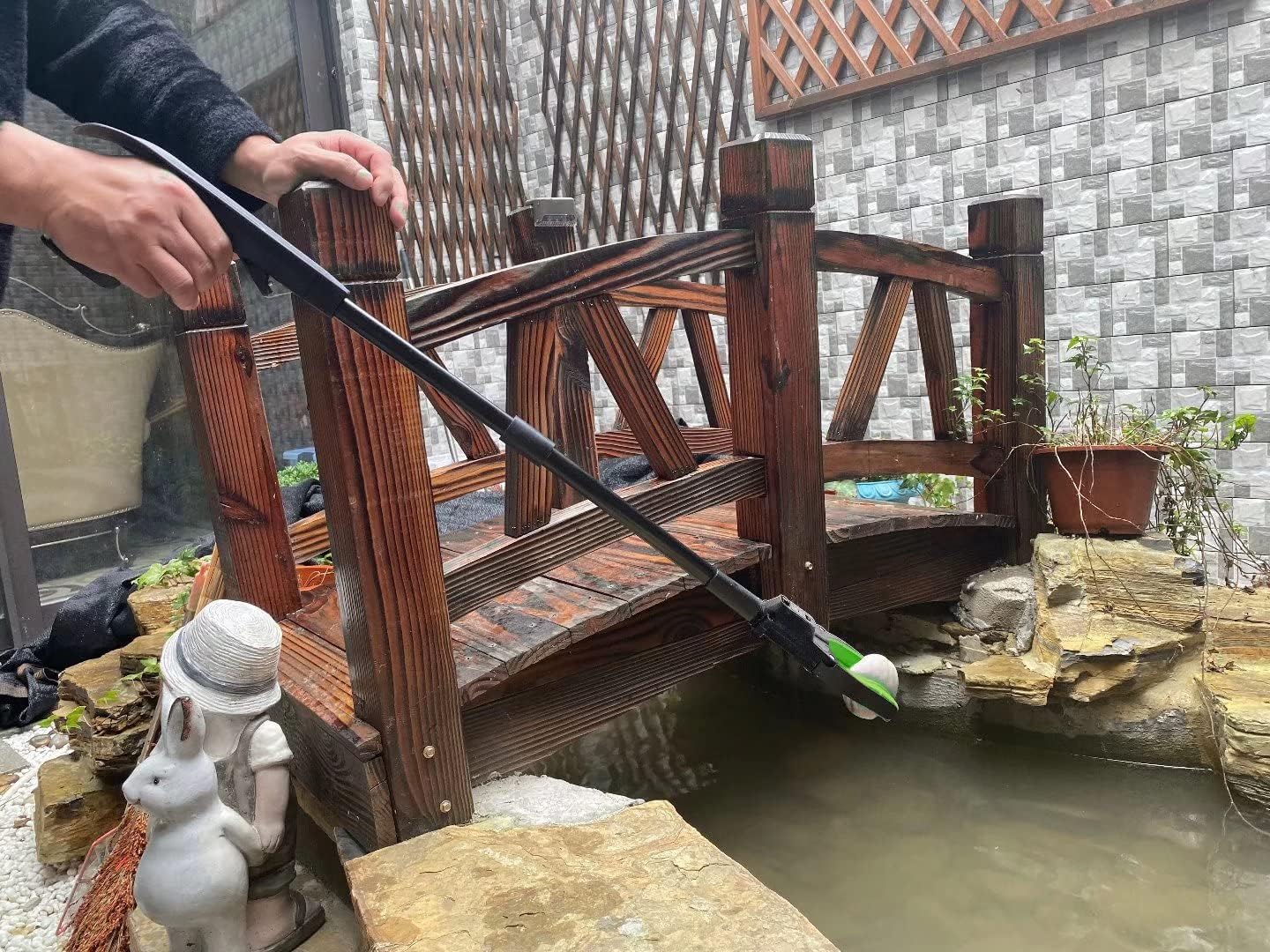 32 inch GrabRunner Reacher Grabber Tool with Folding and Shoehorn and Light (Green led)